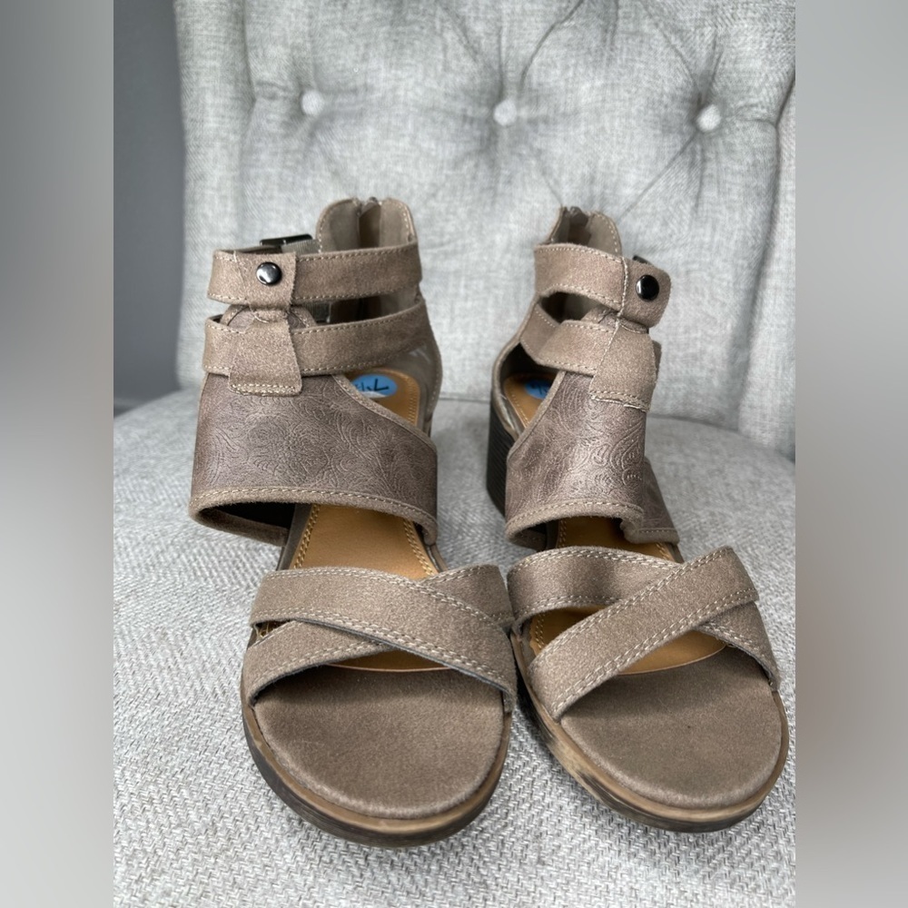Rampage Brown Filagree Ankle Strap Sandal Heels Size 7.5 M Back Zip - Picture 2 of 4